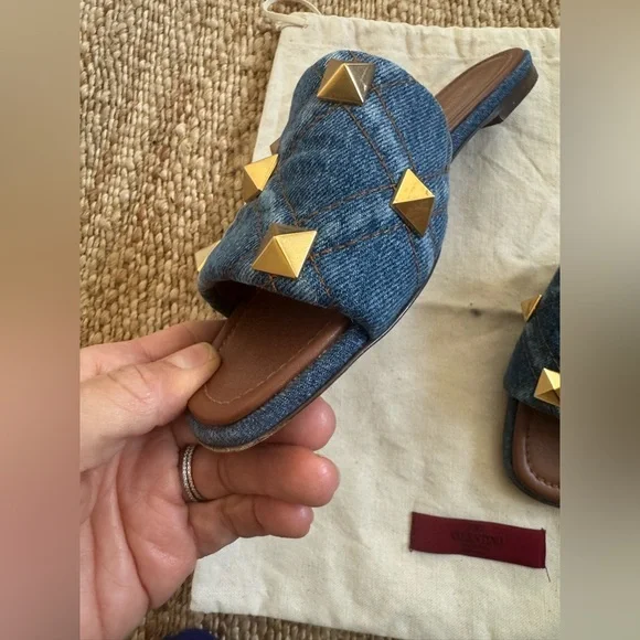 Valentino Garavani
Roman Stud
Matelassé Denim
Slide Sandal Size 39 1/2 - Picture 4 of 5